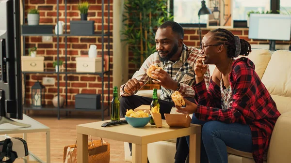 Αφροαμερικανοί Τρώνε Χάμπουργκερ Και Πατάτες Βλέπουν Ταινίες Στην Τηλεόραση Και — Φωτογραφία Αρχείου