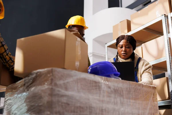 Afro Amerikan Paket Taşıyıcıları Depoda Sipariş Paket Seçiyorlar Lojistik Yöneticileri — Stok fotoğraf