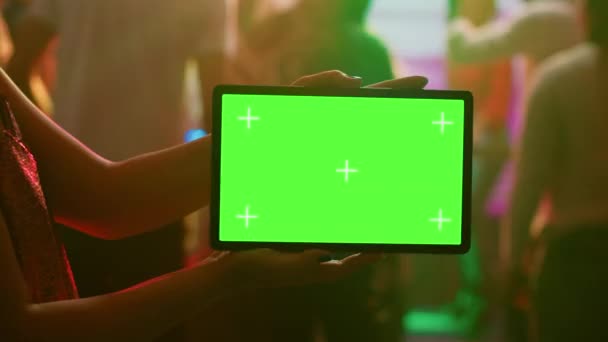 Adulto Usando Tablet Com Tela Verde Clube Segurando Gadget Com — Vídeo de Stock