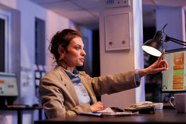 Corporate Employee Analyzing Financial Growth Report Using Hologram Working Late — Stock Photo, Image
