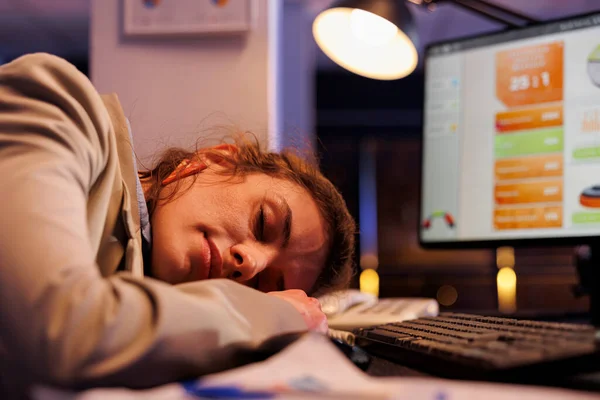 会社の利益を上げるために財務戦略で残業した後 デスクテーブルの上で眠っている過労執行役員 スタートアップオフィスで寝たきりのサラリーマン 企業理念 — ストック写真