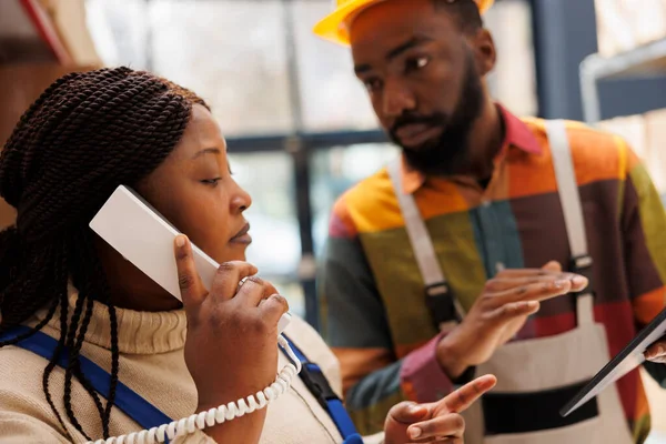 Storehouse Managers Giving Dispatching Information Shipment Office Warehouse Telephone African — Stock Photo, Image