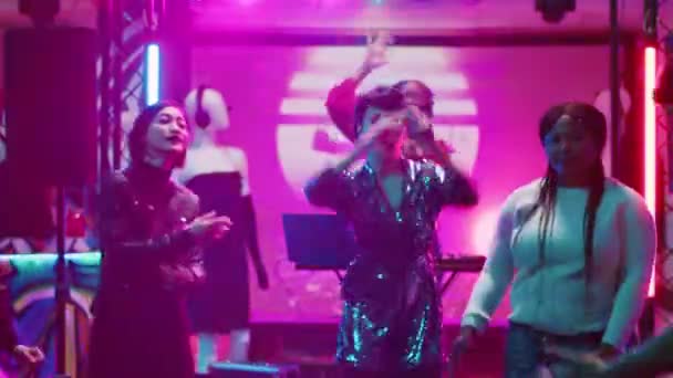 Wieloetniczna Grupa Ludzi Tańczy Czując Się Dziwnie Przy Muzyce Klubie — Wideo stockowe