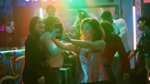 사진을 기억을 디스코 행사에서 재미를 친구들 파티를 사진을 스마트폰으로 사진을 — 비디오