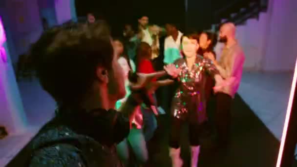 时尚Dj的Pov在舞台上拍摄Vlog 在音频电台面板上混合音乐 并在夜总会与人聚会 快乐的男人在智能手机 俱乐部录制视频 手持射击 — 图库视频影像