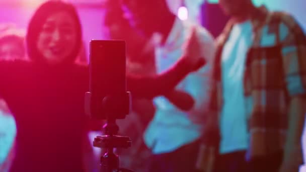 Влиятельный Видеоблог Клубной Вечеринке Используя Смартфон Записи Видео Друзья Веселятся — стоковое видео