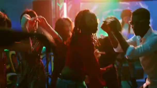 Młodzi Ludzie Skaczący Klubie Bawiący Się Fajną Bitwą Breakdance Aby — Wideo stockowe