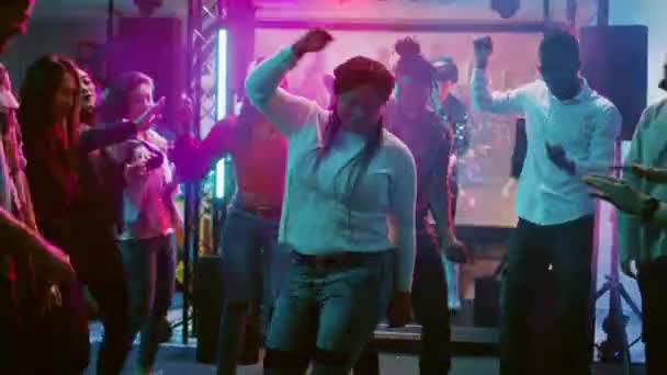 Tänzerin Feiert Einem Nachtclub Und Zeigt Auf Einer Party Flippige — Stockvideo