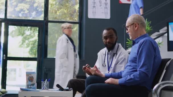아프리카 미국인 당뇨병 환자를 미터로 인슐린 검사를 샘플을 가지고 농도를 — 비디오