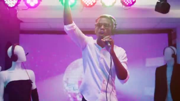Happy Person Miksowanie Muzyki Imprezie Tanecznej Pomocą Stereo Stacji Audio — Wideo stockowe