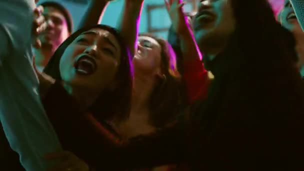 各种各样的朋友在俱乐部拍照 一起跳舞 在聚会上捕捉有趣的时刻 快乐的人们在迪斯科舞厅拍照和聚会 录制视频 手持射击 — 图库视频影像