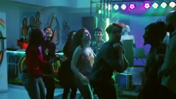 Adultos Legais Começando Batalha Dança Funky Com Grupo Amigos Divertindo — Vídeo de Stock