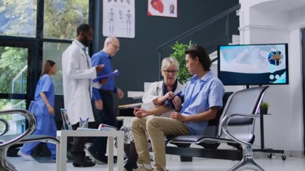 Paramedis Lansia Mengambil Tekanan Darah Dengan Tonometer Untuk Mengukur Hipertensi — Stok Video