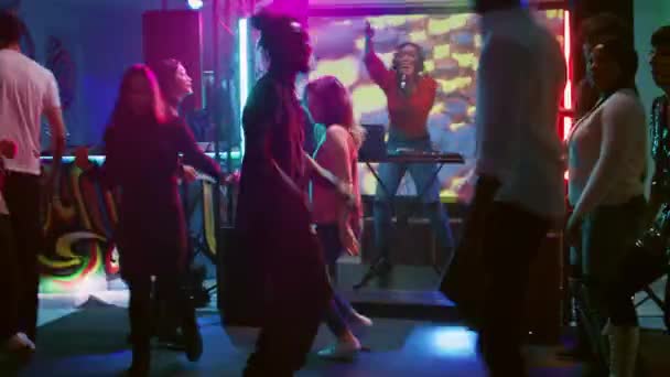 Cool Bailarines Mostrando Movimientos Baile Ritmos Funky Divertirse Con Gente — Vídeo de stock