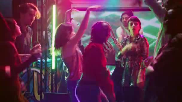 Jongeren Hebben Plezier Nachtclub Doen Dans Moves Elektronische Muziek Genieten — Stockvideo