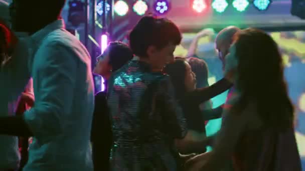 舞伴们在舞池里跳华尔兹 和朋友们一起参加迪斯科舞厅的聚会 年轻人在缓慢的浪漫音乐中成双成对地跳舞 在俱乐部炫耀舞步 三脚架射击 — 图库视频影像
