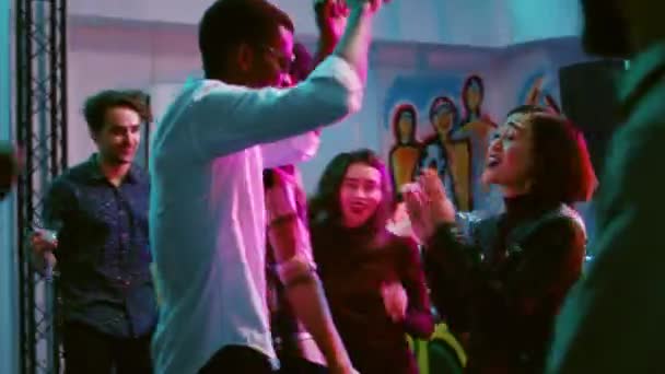 快乐的男男女女在俱乐部里跳舞 在电子音乐上跳得很开心 一群人在迪斯科舞厅跳舞 和朋友一起参加迪斯科晚会 手持射击 — 图库视频影像