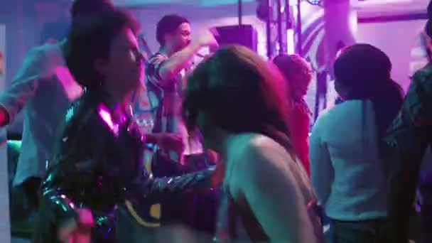 Çeşitli Insanlar Kulüpte Eğleniyor Elektronik Müzik Eşliğinde Dans Ediyor Eğleniyorlar — Stok video