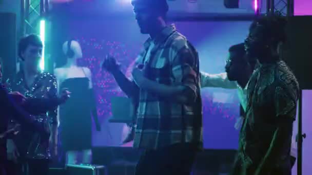 Mladí Dospělí Stěhují Diskotéku Baví Jevištními Světly Funky Hudbou Nočním — Stock video