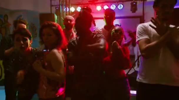 Pov Van Diverse Volwassenen Feesten Club Funky Danspasjes Doen Camera — Stockvideo