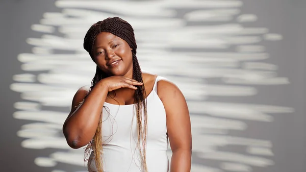 Piękna Afroamerykanka Pozuje Przed Kamerą Reklamuje Kampanię Pielęgnacji Skóry Kosmetykami — Zdjęcie stockowe