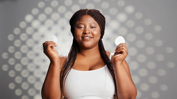 Beauty Model Posing Cotton Pads Camera Advertising Cosmetics Skincare Routine — 图库照片