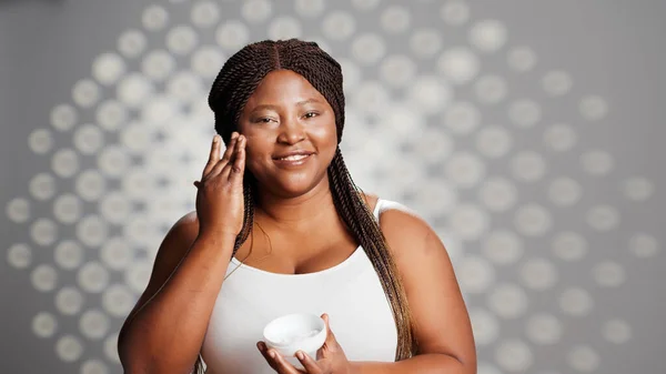 Afro Amerikaanse Vrouw Brengt Gezichtscrème Camera Schoonheid Model Reclame Voor — Stockfoto