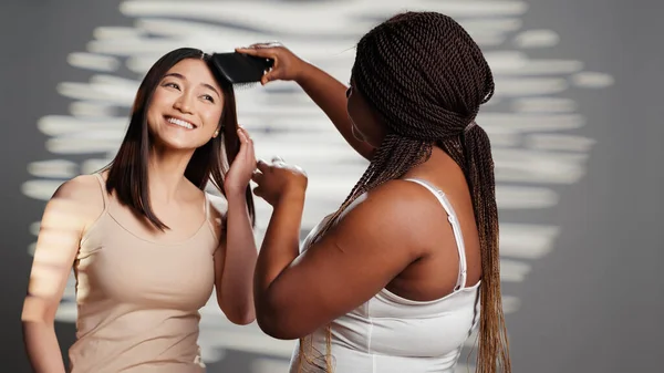 Όμορφη Γυναίκα Που Βουρτσίζει Μαλλιά Του Φίλου Της Στην Κάμερα — Φωτογραφία Αρχείου