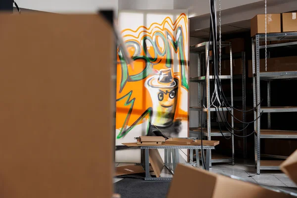 Boş Bir Depo Ürkütücü Bakımsız Görünüyor Duvarları Grafiti Çizimleriyle Kaplayan — Stok fotoğraf