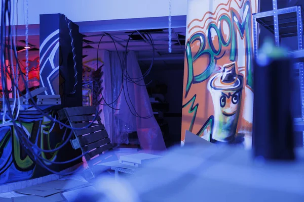 Förstört Nedbrutet Ställe Fyllt Med Lysrör Urban Ghettobyggnad Med Graffitikonst — Stockfoto