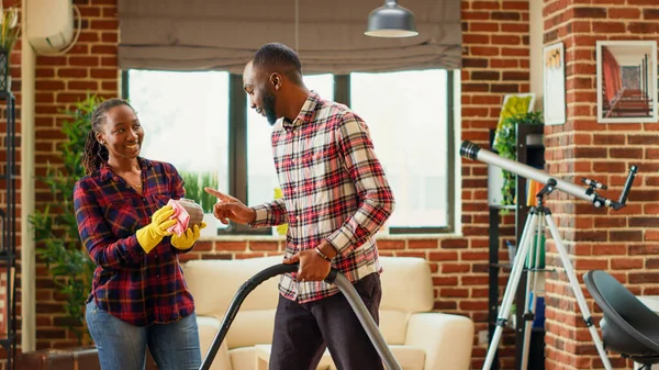 Young Couple Doing Spring Cleaning Together Apartment Space Focused People — Stock Photo, Image