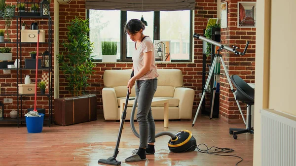 Modern Hanımı Dairede Paspas Süpürüyor Yerleri Paspaslıyor Oturma Odasını Temizliyor — Stok fotoğraf