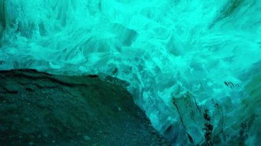 Vatnajokull yarığındaki güzel buz, İzlanda 'daki iklim değişikliği yüzünden eriyen devasa mavi buz blokları. Küresel ısınma İzlanda buzulunu ve kutup manzarasını etkiliyor. El kamerasıyla..