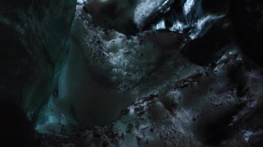 Vatnajokull buzul mavi buz blokları İzlanda 'daki yarık içinde, buzlu donmuş kayalarla güzel kutup manzarası. Buz mağarası yolunda şeffaf bir buz dağı. Kış karıyla kaplı. El kamerasıyla..