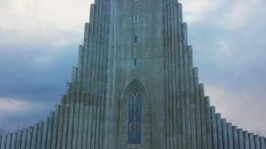 Reykjavik, İzlanda - 2 Mart 2023 - Lüteriyen dini için büyük kutsal bina olan Hallgrimskirkja Katedrali. Reykjavik 'teki güzel kilise. Kuzey başkenti, kutsal şehir simgesi, dini anıt..