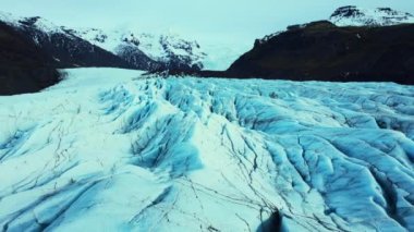 İzlanda 'daki Vatnajokull buz kütlesi üzerindeki buzlu buzulların insansız hava aracı görüntüleri, İzlanda' daki buz kayalarını çatlattı. Fantastik buzdağları şapkaları ve buz gibi mağaraları muhteşem kutup manzarası yaratıyor. Yavaş çekim.