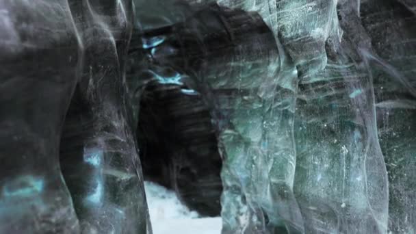 在冰川裂缝的内部 冰层结构崩溃 冰原状的极地景观 大而透明的冰山 在寒冷冰冻的风景中 冰冷的冰块 质感破碎 手持射击 — 图库视频影像