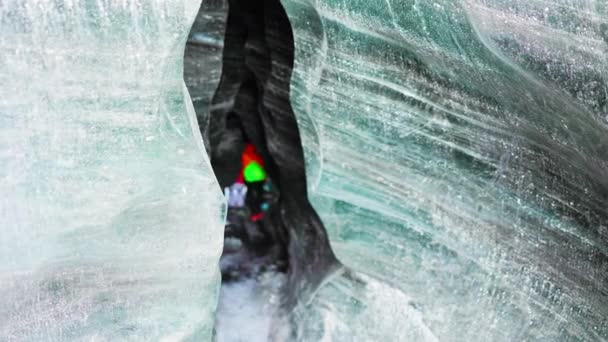 Vatnajokull冰川带着蓝色透明的冰块在洞穴内爬行 是冰岛人的天性 温特里冰冻冰山 覆盖着霜冻质感 极致冰冷的结构 手持射击 — 图库视频影像
