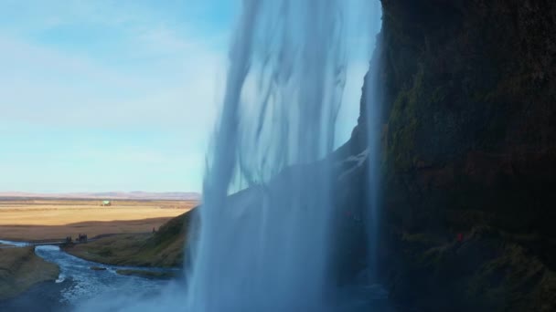 北极的塞尔贾兰和福斯瀑布的水从冰原的高悬崖上流下来 自然景观全景 河流从山上奔流而下 冰柱层叠 手持射击 — 图库视频影像