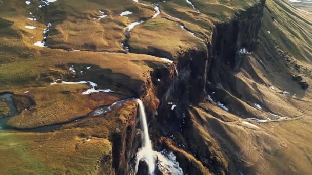 Потік Води Серед Північних Полів Суші Величний Скам Янілий Каскад — стокове відео