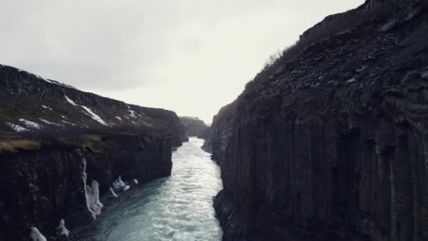 Drone Záběr Rokliny Vodopádového Kaňonu Úžasné Icelandské Přírody Obrovským Říčním — Stock video