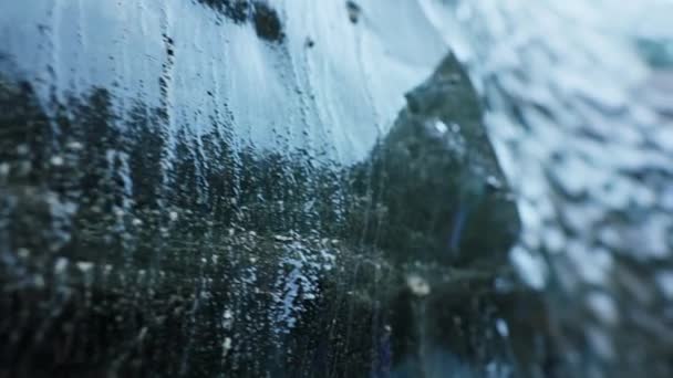 アイスランドの風景 雄大な青い凍った岩の中にVatnajokull氷河の中の氷の大きなブロック アイスランドの極地の洞窟 氷河のハイキングで霜の質感を持つ氷のブロック 手持ち撮影 — ストック動画