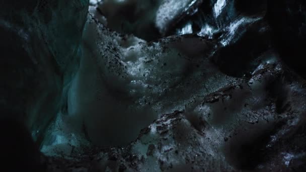 Vatnajokull冰川蓝色冰块在冰原的裂缝中 美丽的极地风景与冰冻的岩石 冰洞小径上透明的冰山 覆盖着霜寒的冰雪 手持射击 — 图库视频影像