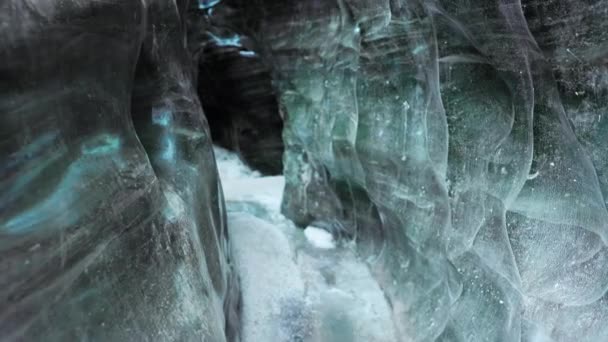 Inneren Gletscherspalte Vatnajokull Polkappe Mit Rissigen Eisblöcken Struktur Bedeckte Frostlandschaft — Stockvideo