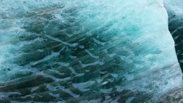 氷の構造と覆われた霜で覆われ アイスランドで割れVatnajokull氷の大規模なブロック 凍った冬のアイスランドの風景の中に美しい氷河の氷の洞窟や氷山 手持ち撮影 — ストック動画