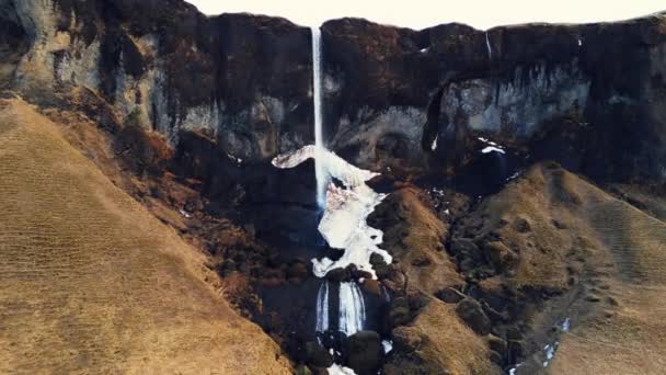 在冰原上的一个小瀑布上 鼓声拍下的落叶从悬崖上滑落下来 形成了美丽的全景 风景优美的路线 神奇的北方级联 溪流从冰岛山流下 慢动作 — 图库视频影像