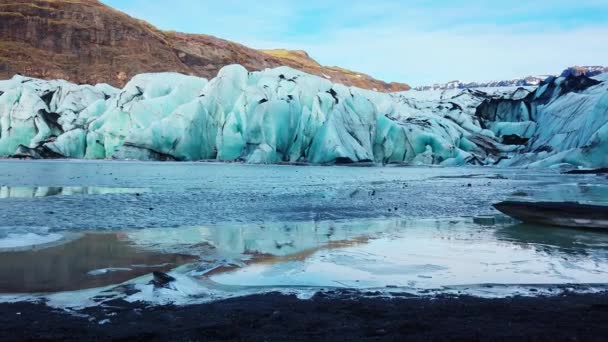 Duża Vatnajokull Nordic Pokrywa Lodowa Obok Zamarzniętego Jeziora Icelandycznym Krajobrazie — Wideo stockowe