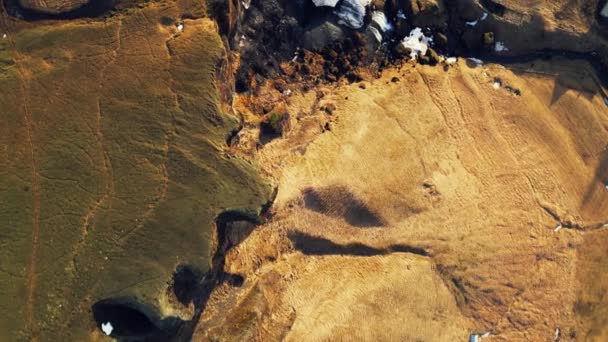 北欧の滝の丘を実行している 川の流れがアイスランドの自然景観の崖から落ちるとSiduカスケードの横にある 北極の自然と自然の中で美しい水の流れ ドローン撮影 — ストック動画