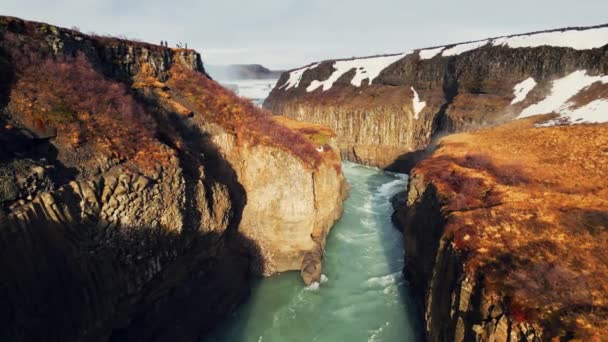 Masywna Kaskada Gullfoss Islandzie Piękny Wodospad Płynący Między Icelandyjskimi Skałami — Wideo stockowe