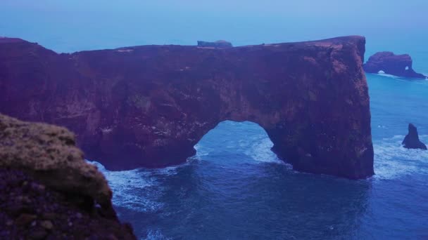 多雾半岛上的石质海岸拱顶 有着天然的雾状景观和岩石悬崖 奇形怪状的海岸线大门在冰原 美丽的野生艺术与北欧的设计 手持射击 — 图库视频影像
